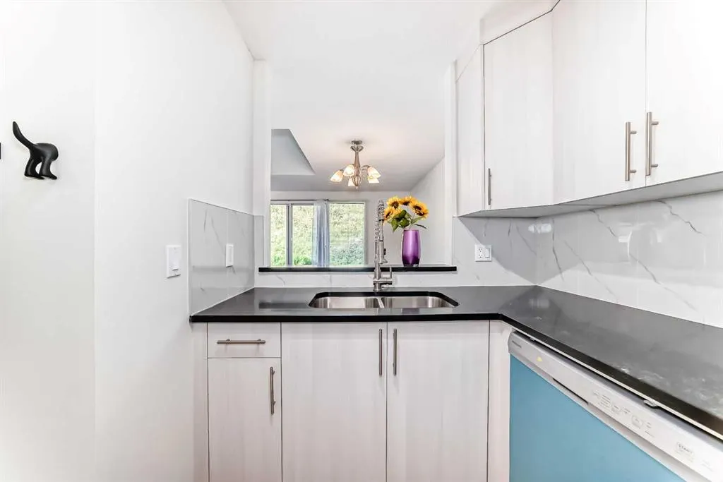 305 Village Mews SW, #10