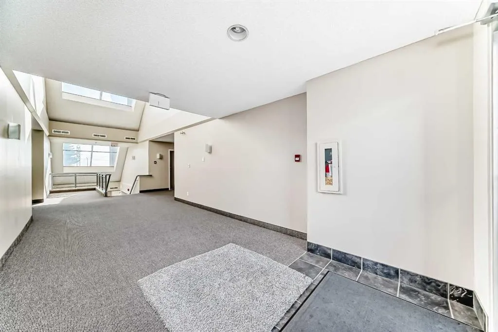305 Village Mews SW, #10