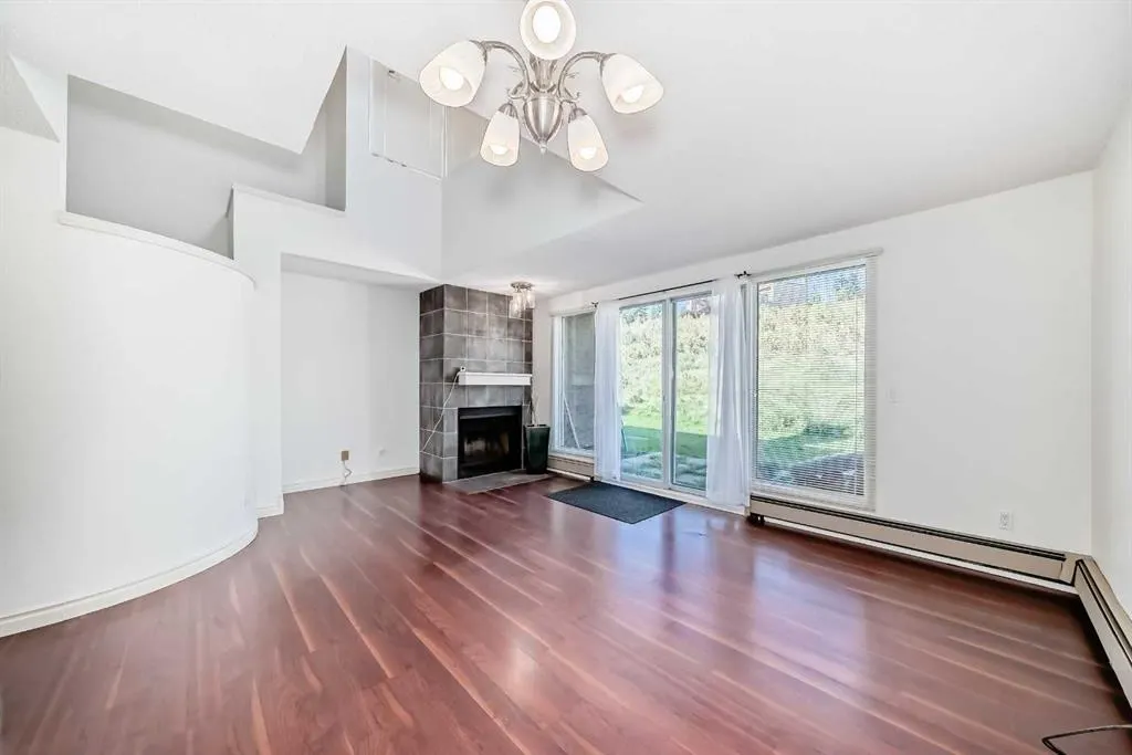 305 Village Mews SW, #10