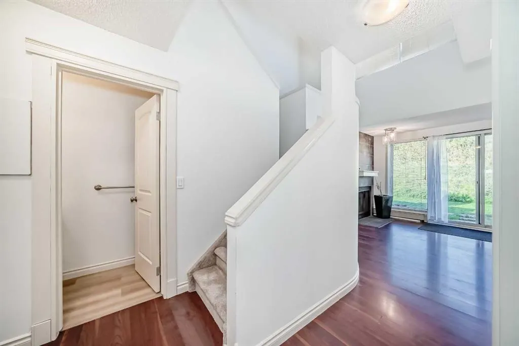 305 Village Mews SW, #10