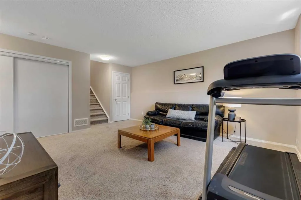 140 Sunlake Gardens SE