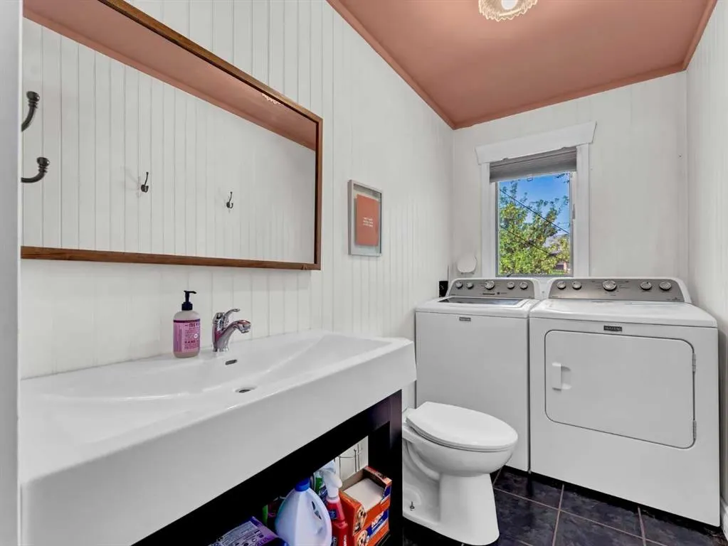 35 Laurel Place W