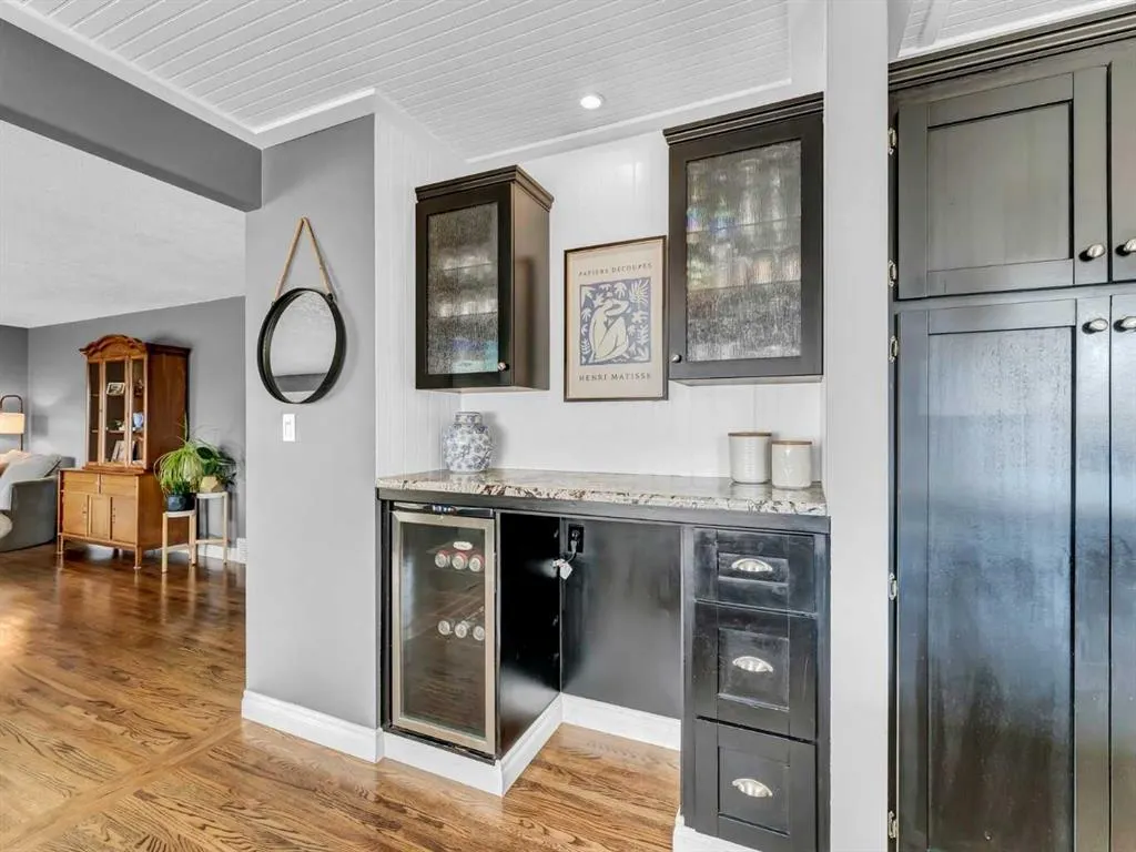 35 Laurel Place W