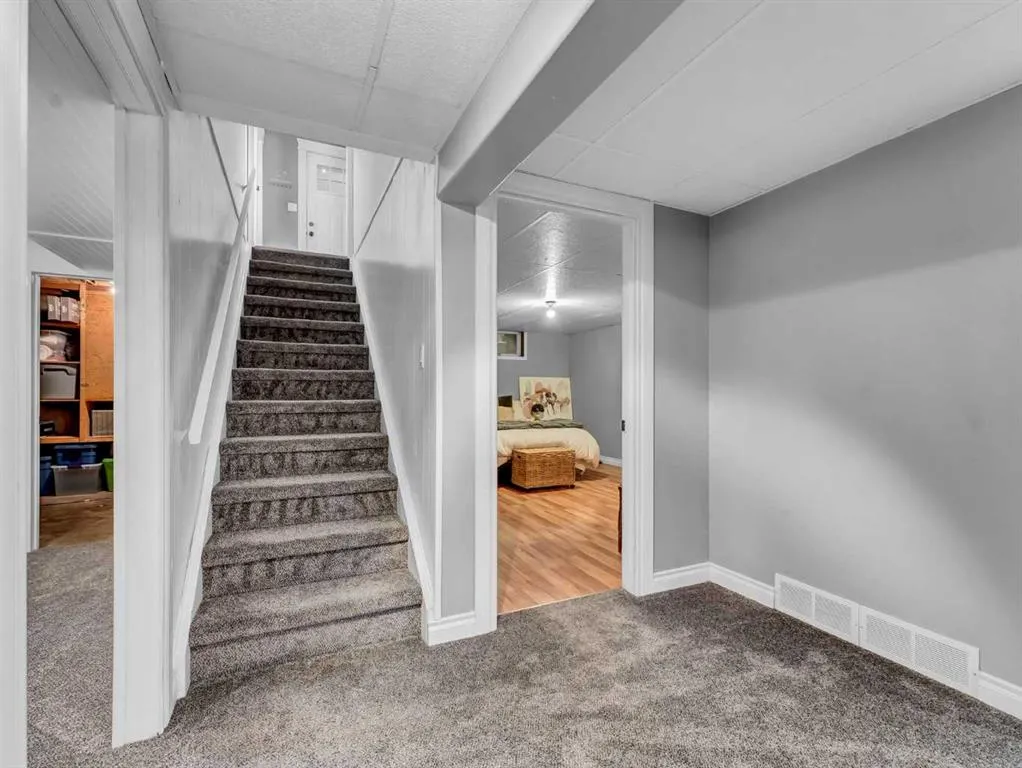 35 Laurel Place W
