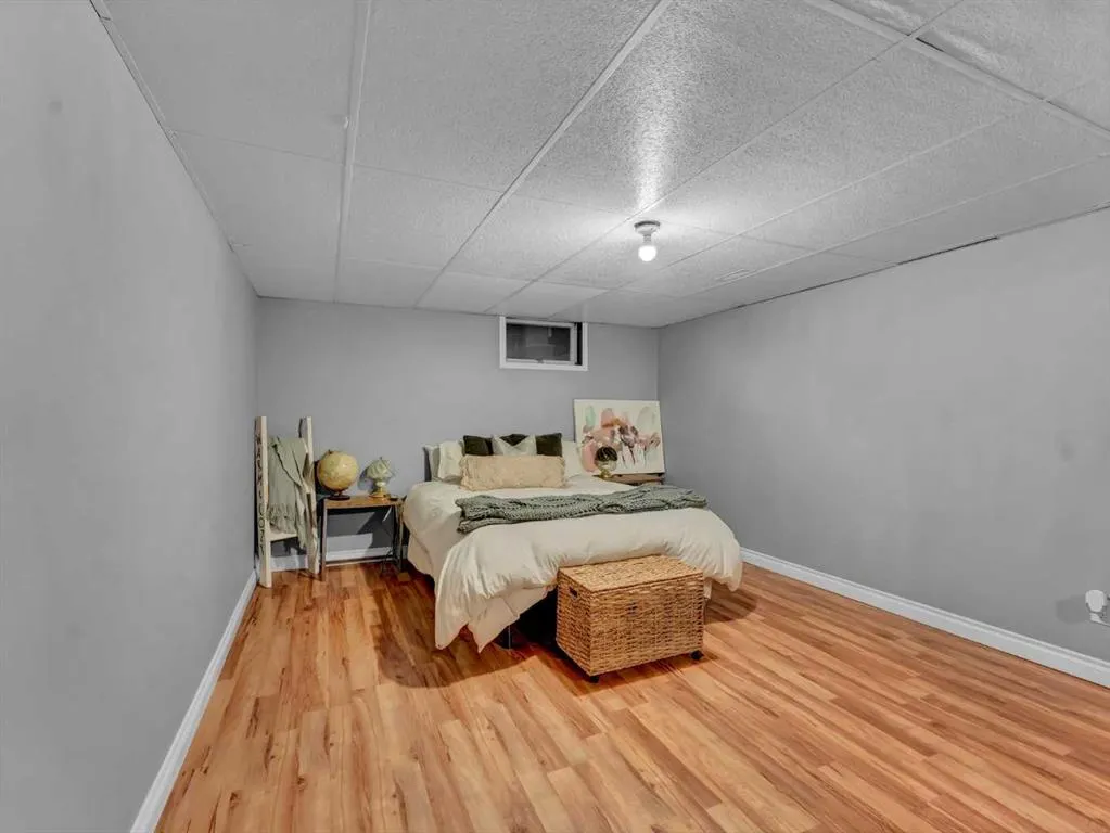 35 Laurel Place W