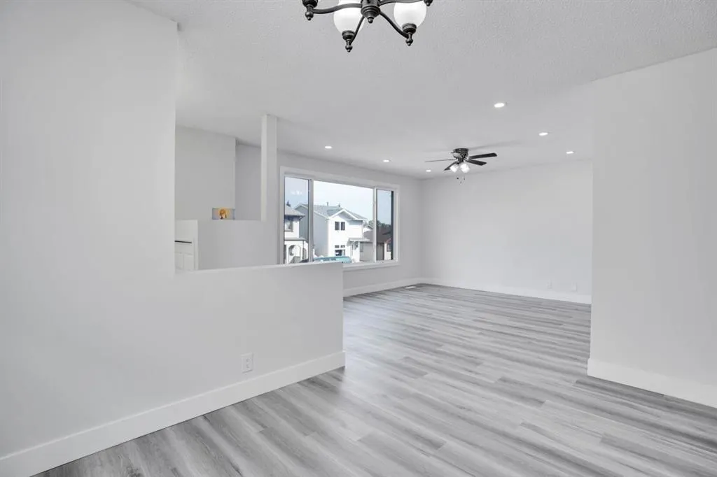 104 castlegreen Close NE
