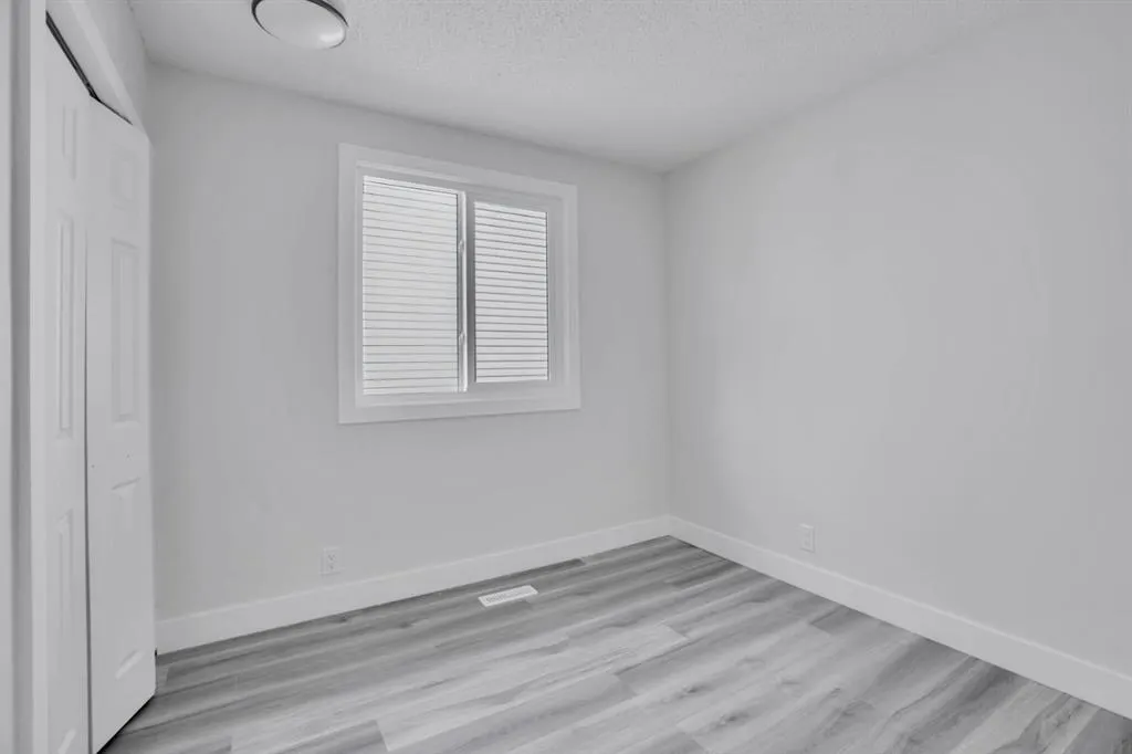 104 castlegreen Close NE