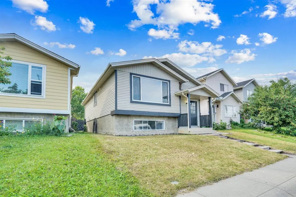 104 castlegreen Close NE