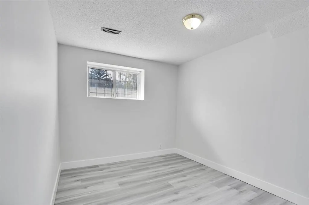 104 castlegreen Close NE