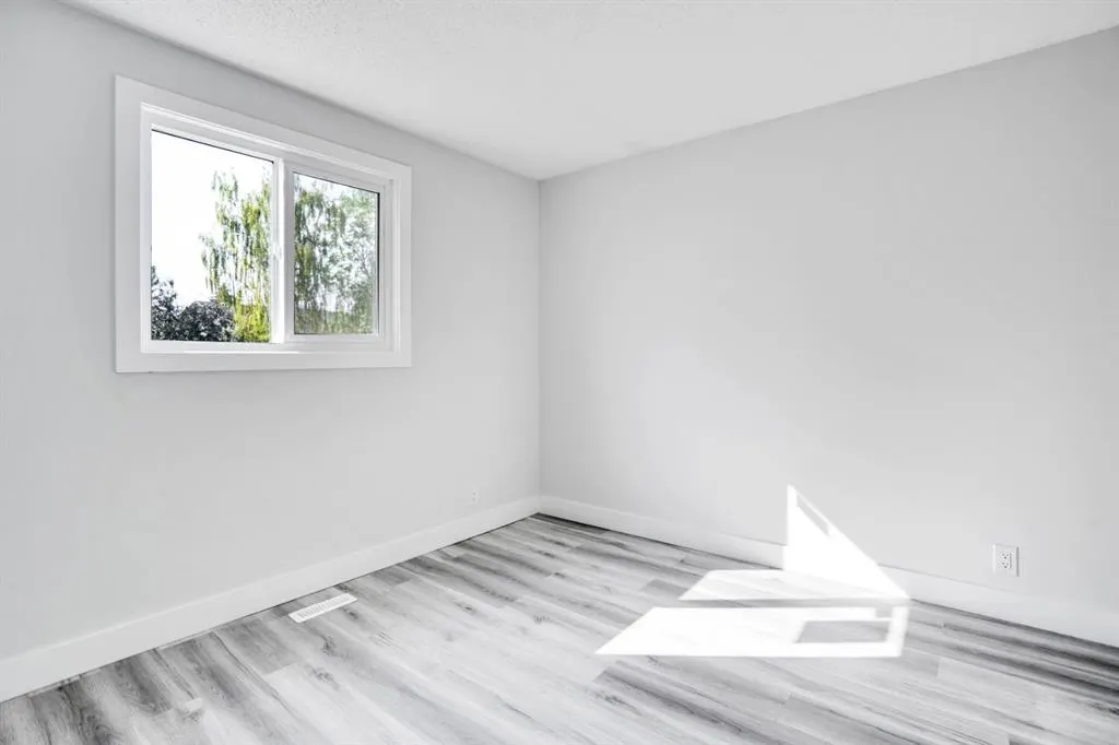 104 castlegreen Close NE