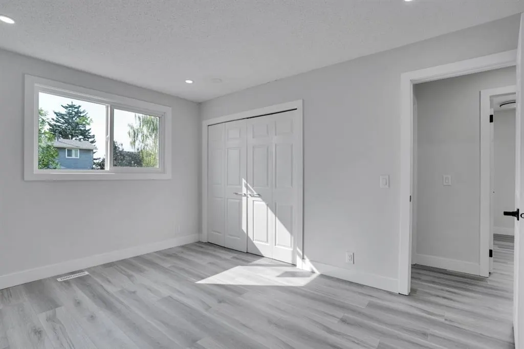 104 castlegreen Close NE