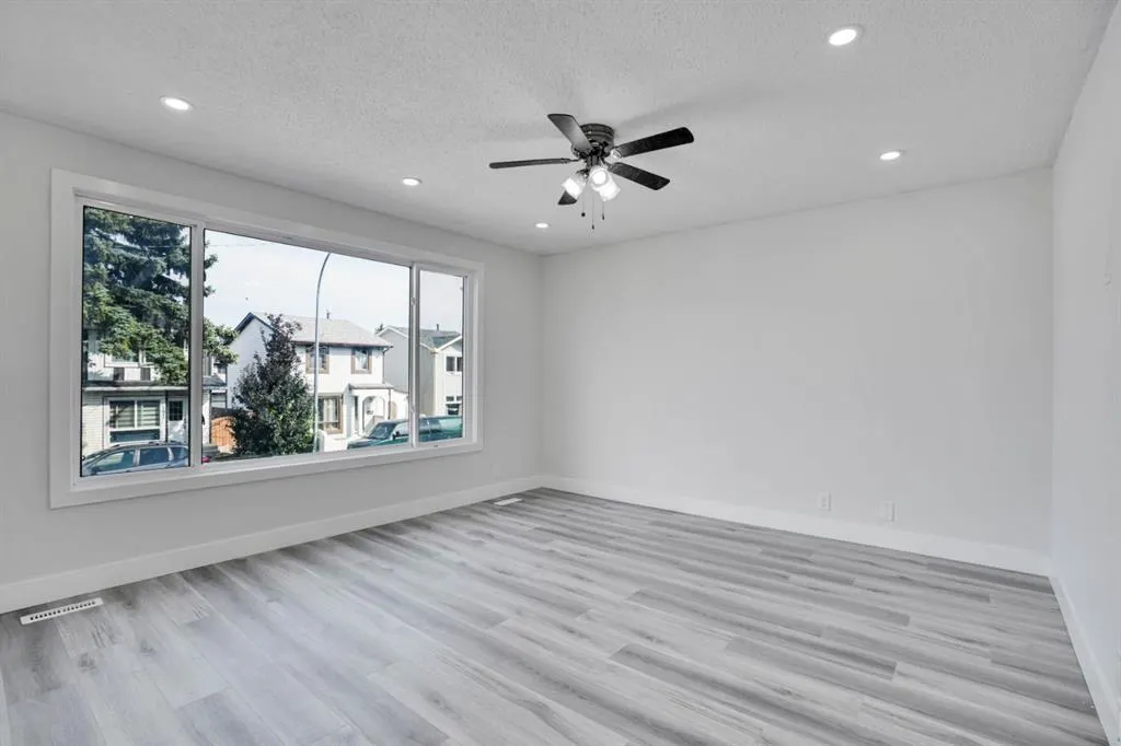 104 castlegreen Close NE