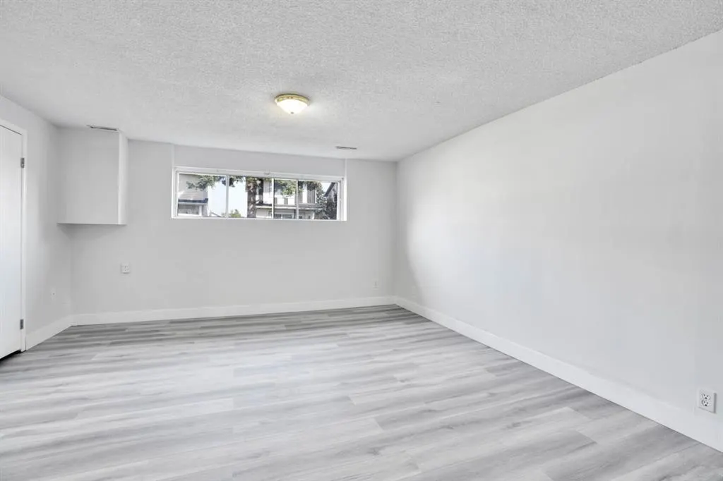 104 castlegreen Close NE