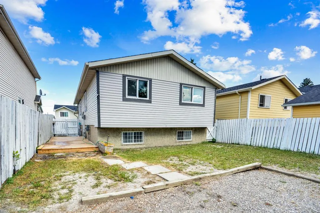 104 castlegreen Close NE