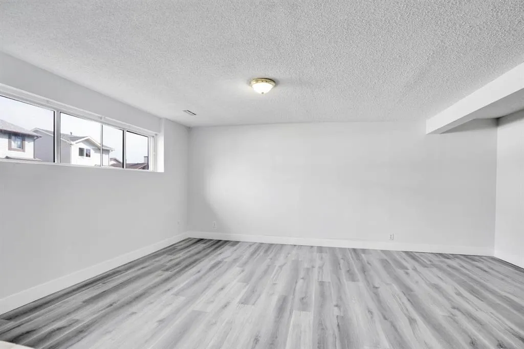 104 castlegreen Close NE