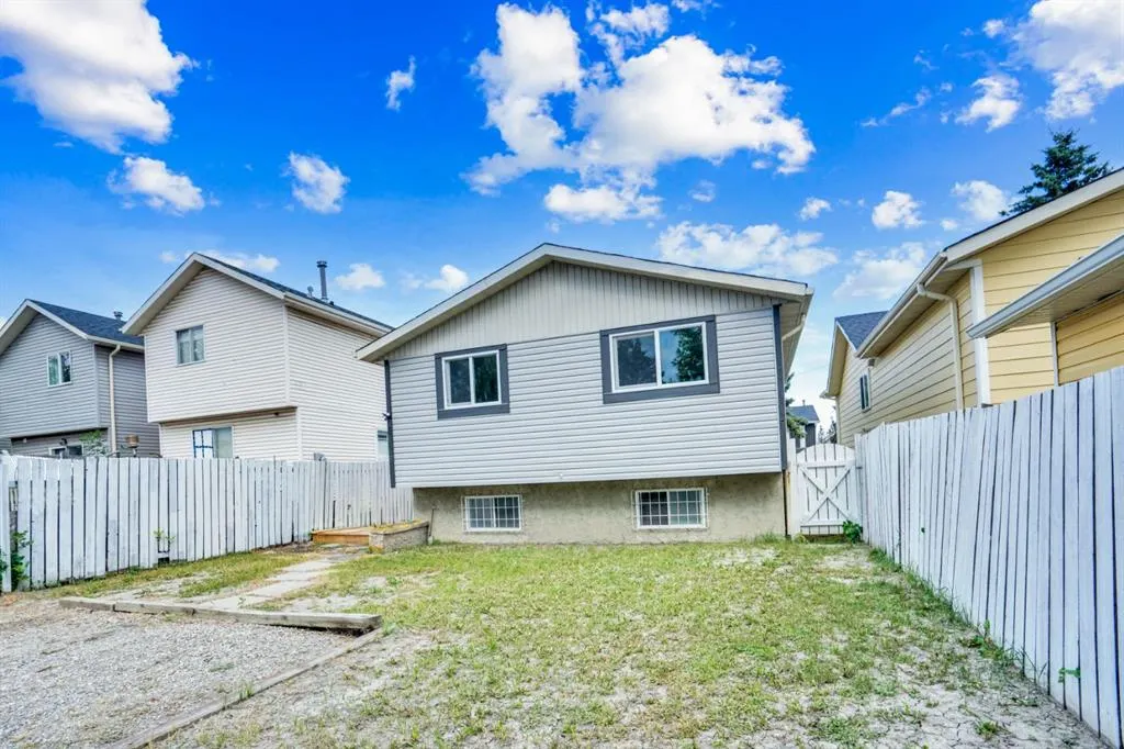 104 castlegreen Close NE