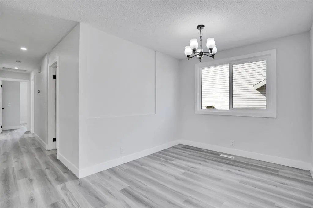 104 castlegreen Close NE