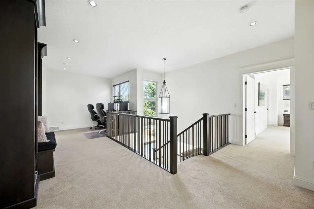 62 Posthill Drive SW