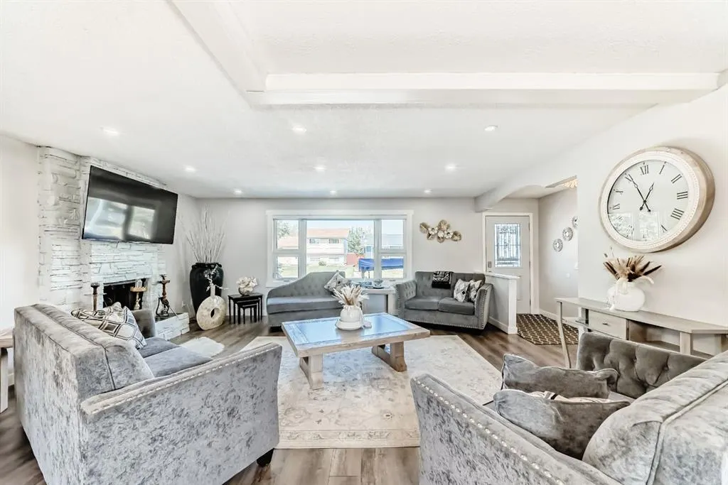 5107 Rundleview Road NE