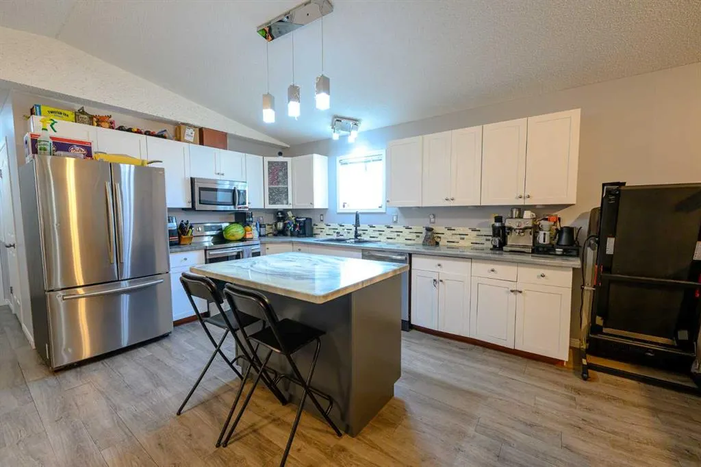 8806 90 Street