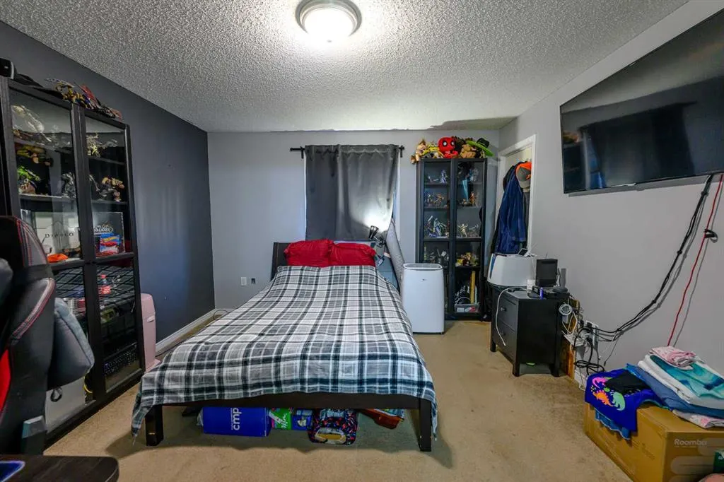 8806 90 Street