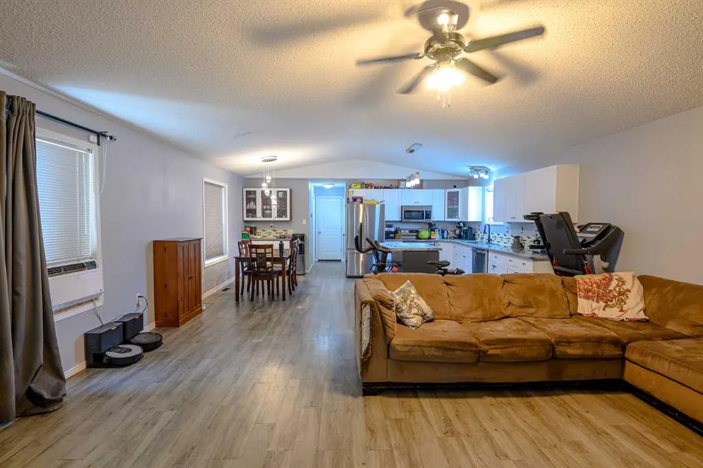 8806 90 Street