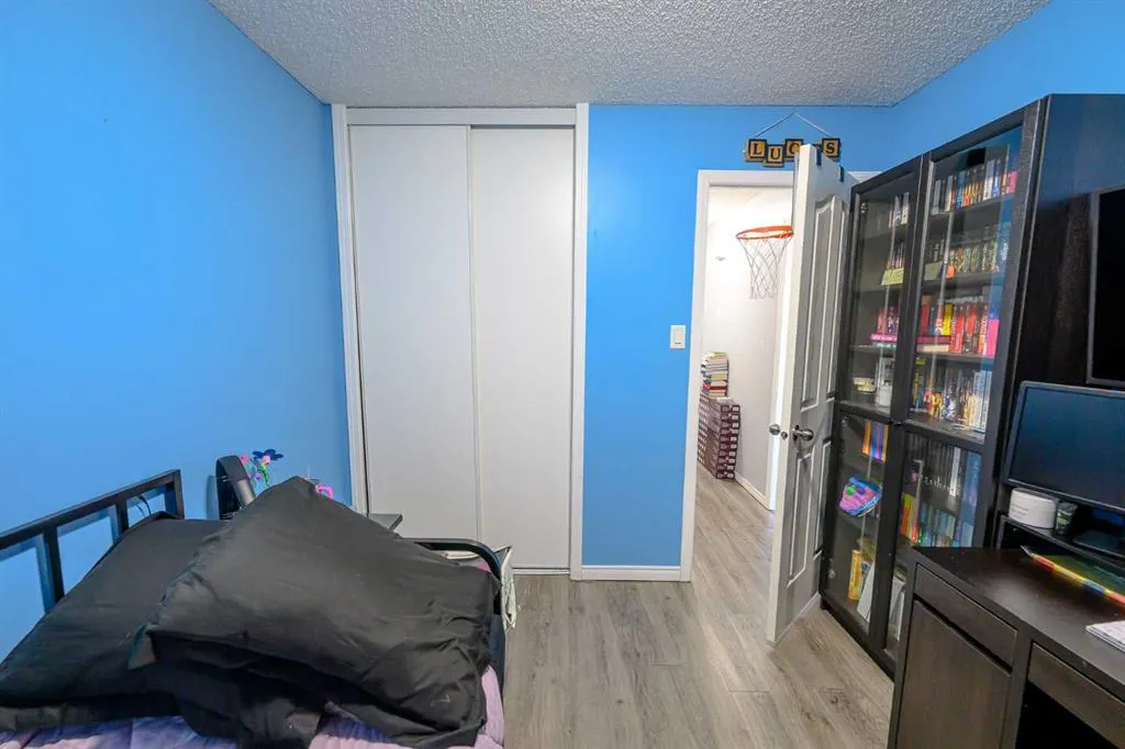 8806 90 Street
