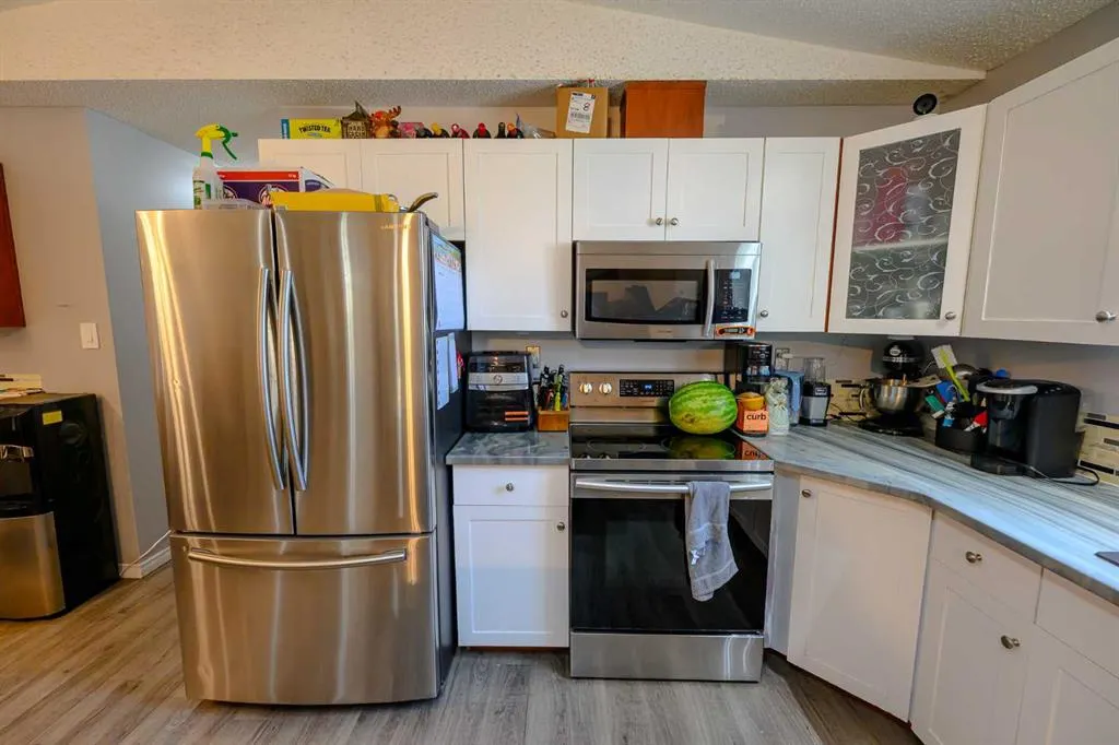 8806 90 Street