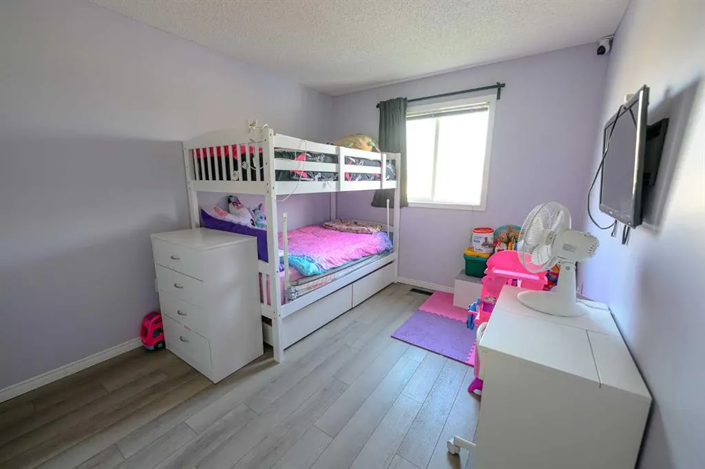 8806 90 Street