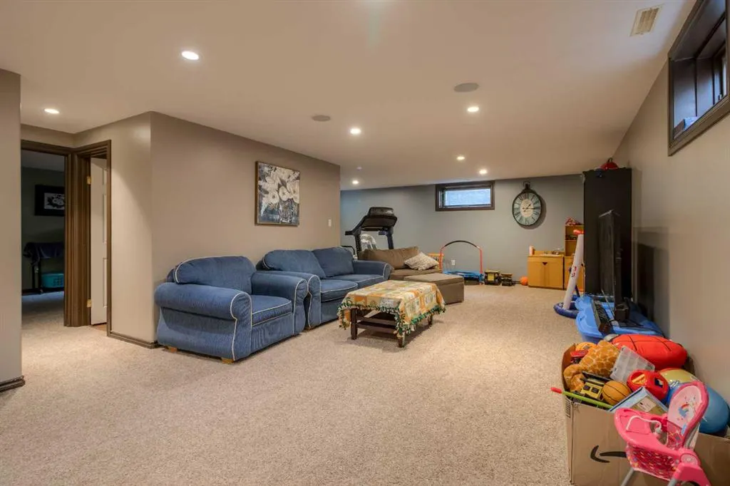 360 Heritage Crescent W