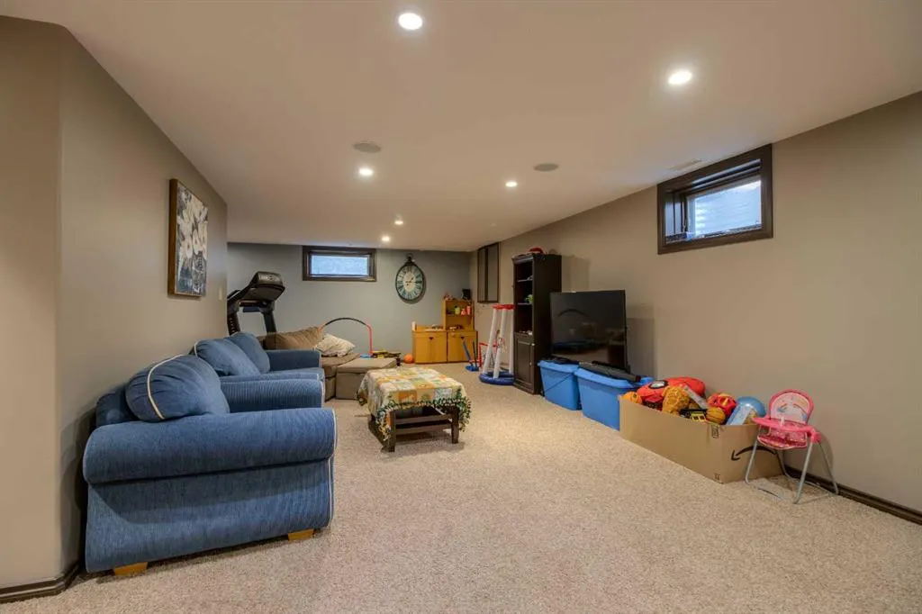 360 Heritage Crescent W