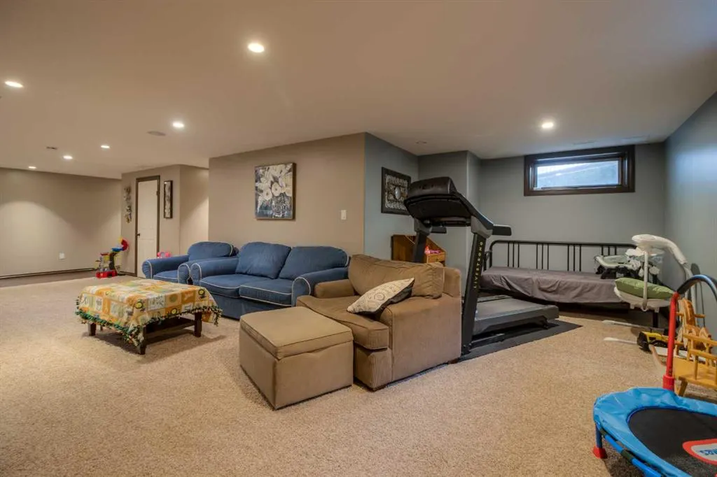 360 Heritage Crescent W