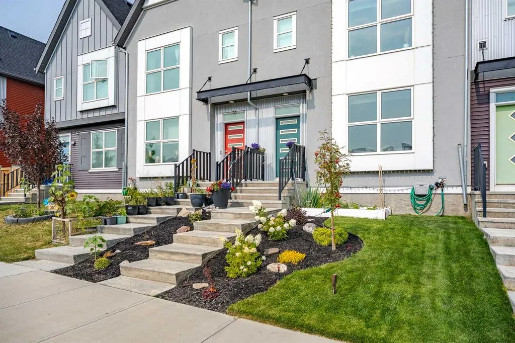 244 Livingston View NE