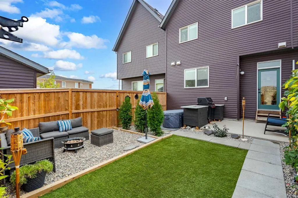 244 Livingston View NE