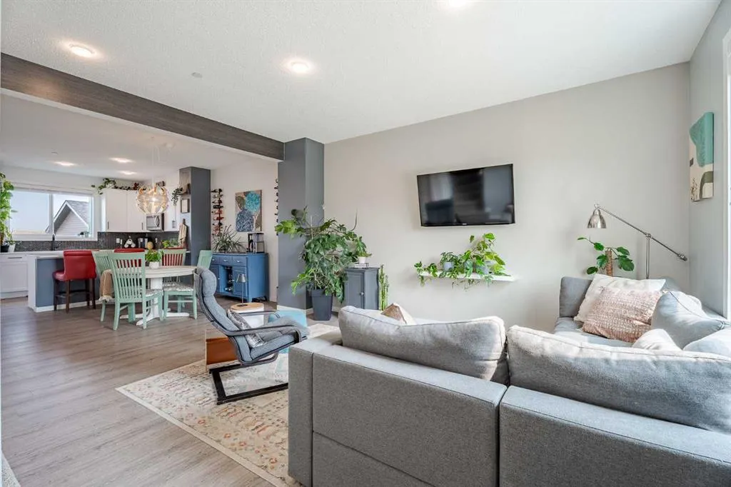 244 Livingston View NE