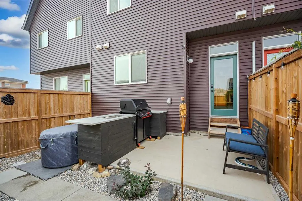 244 Livingston View NE