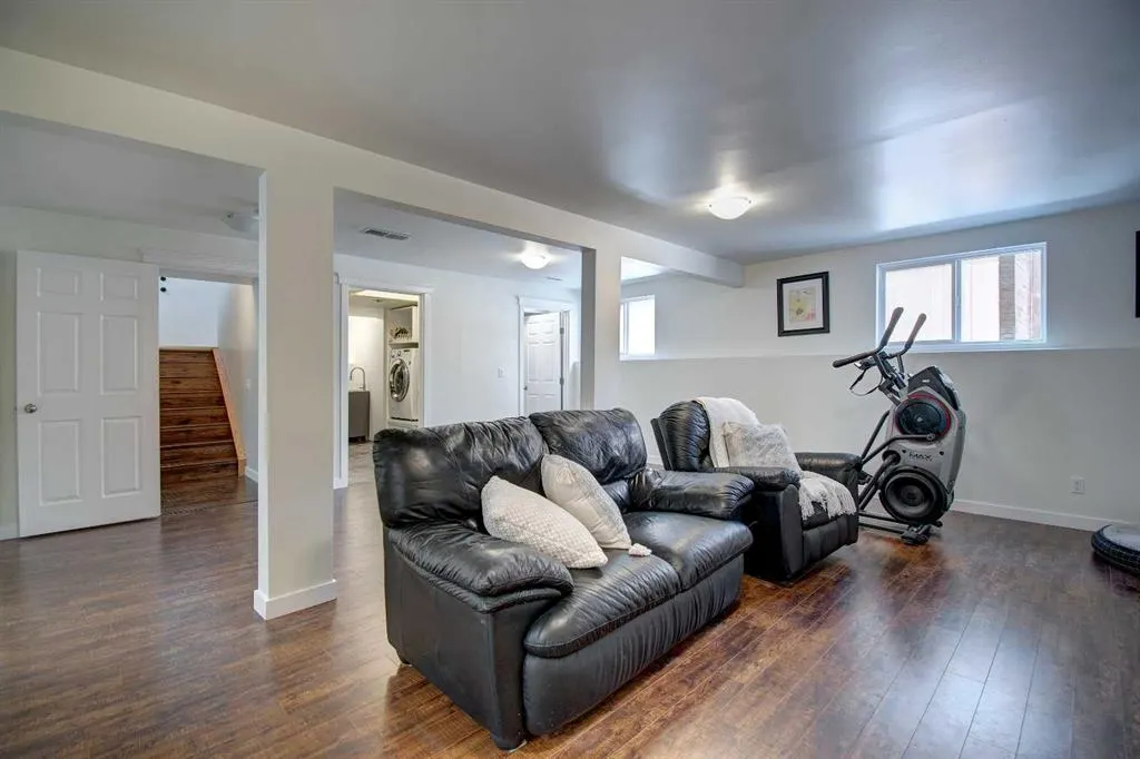 8 Canoe Circle SW