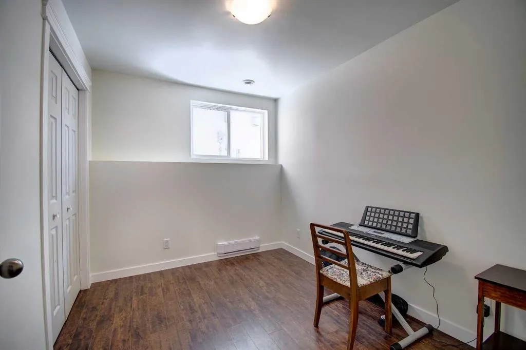 8 Canoe Circle SW