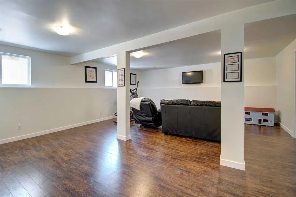 8 Canoe Circle SW