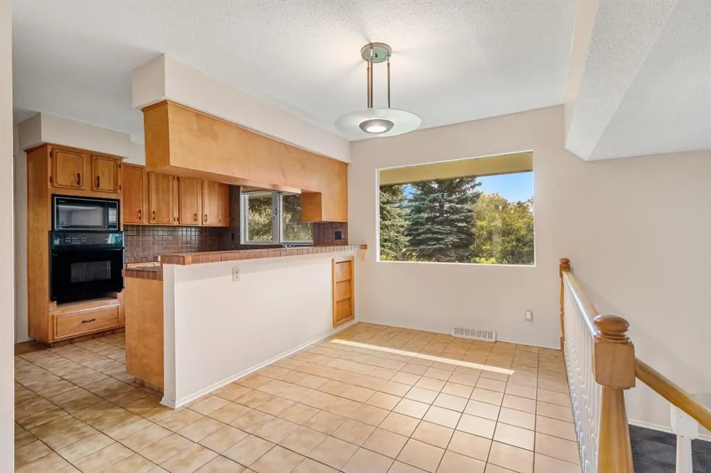 427 Willow Grove Crescent SE
