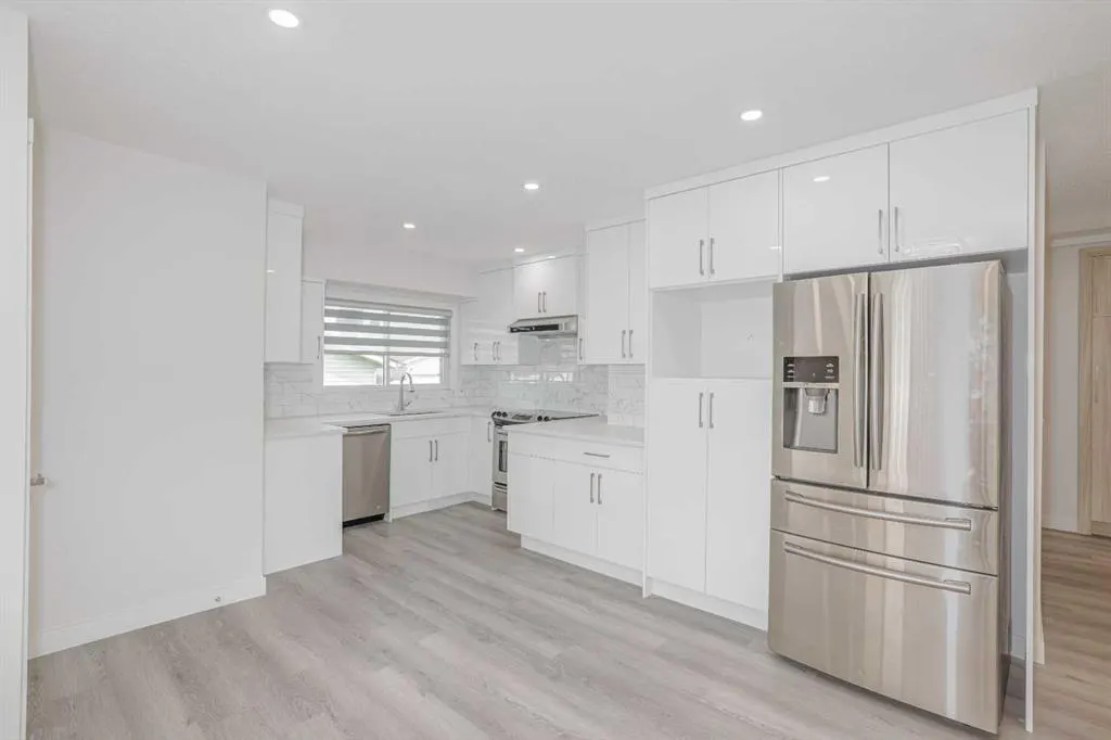 152 Falconridge Crescent NE
