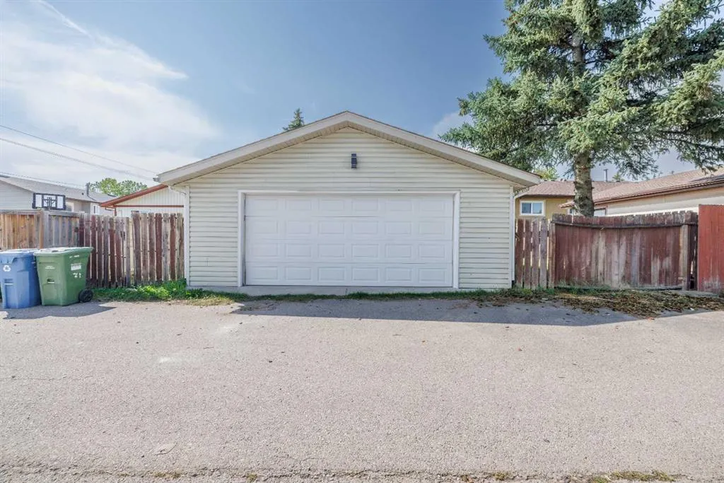 152 Falconridge Crescent NE