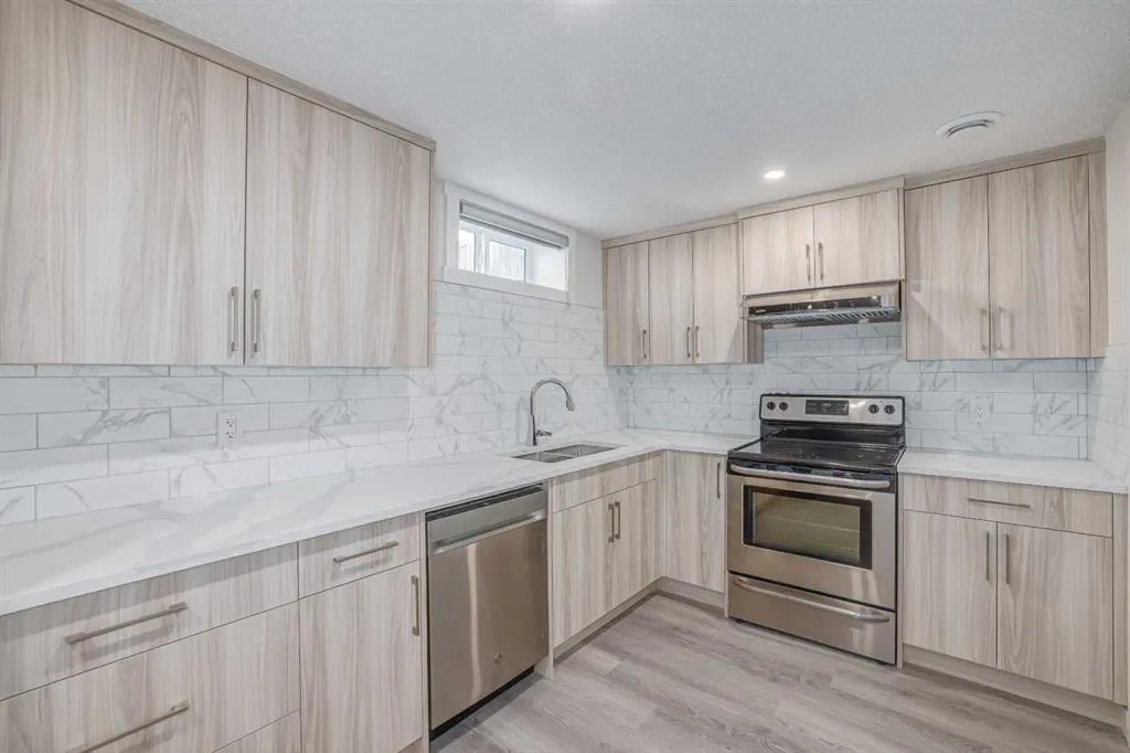 152 Falconridge Crescent NE
