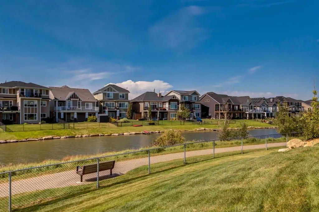 370 Canals Crossing SW