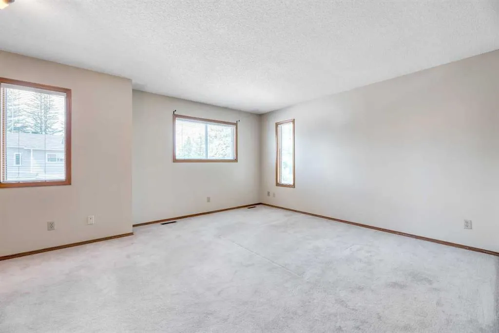 103 Riverglen Park SE