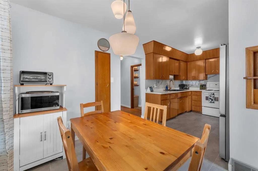 120A 27 Avenue NE