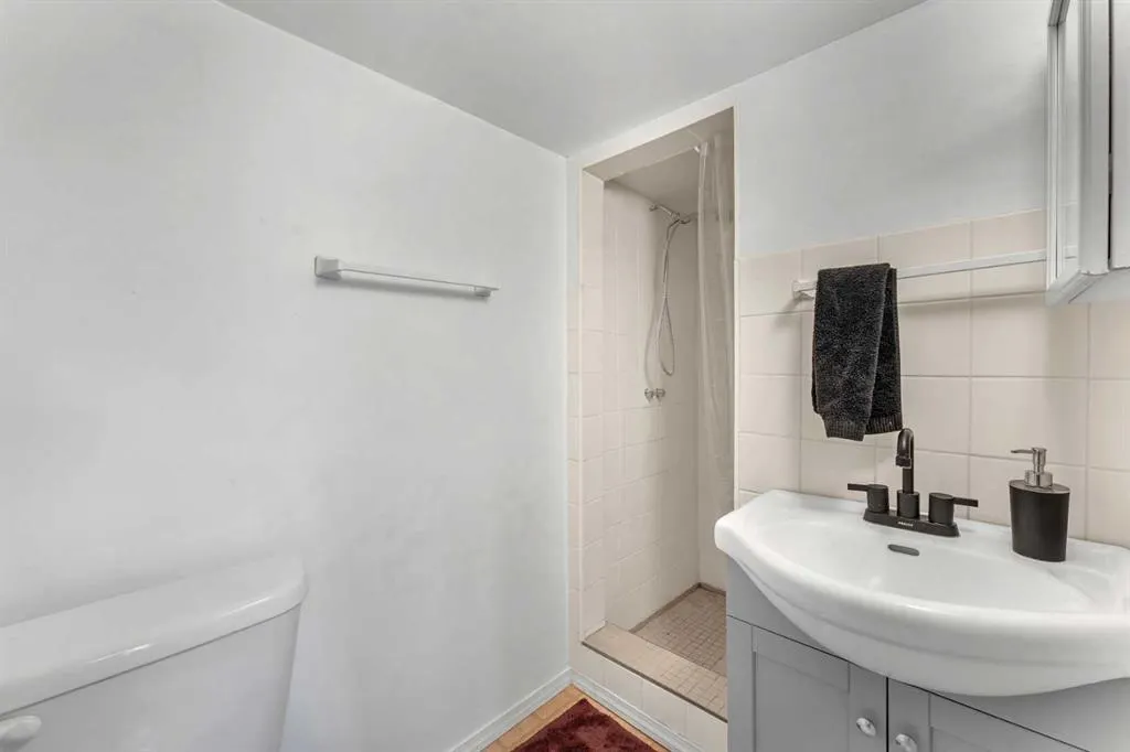 120A 27 Avenue NE