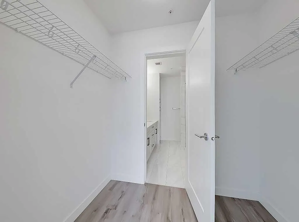 25 Walgrove SE, #201