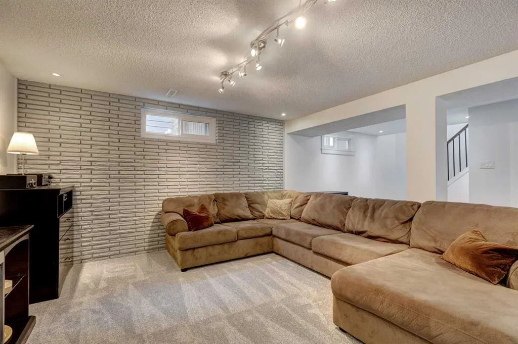 82 Gladys Ridge Road SW