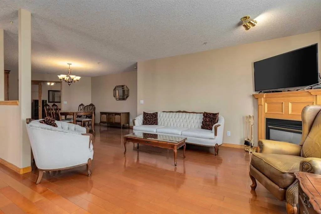 6868 Sierra Morena Boulevard SW, #220